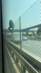 Mendil satan çocukların metrobüs tellerindeki tehlikeli oyunu