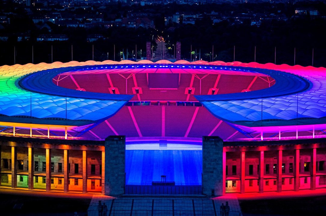 Aus Protest gegen Uefa: Deutschland erstrahlt in Regenbogenfarben