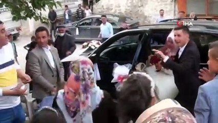 Mahalleli damadı yumurta yağmuruna tuttu