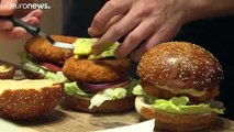 شاهد: مطعم إسرائيلي يقدم أطباقاً من الدجاج المصنع مخبرياً