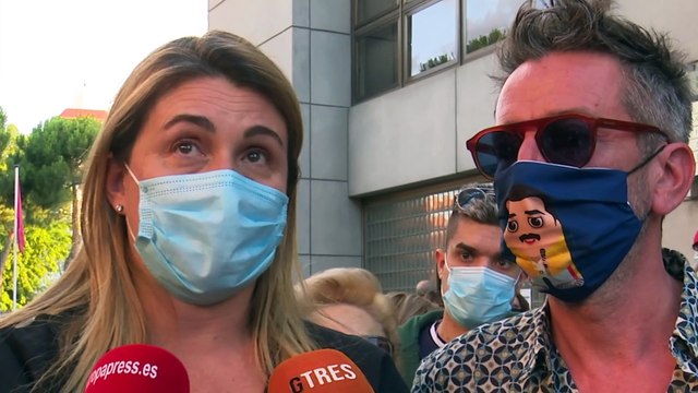 Carlota Corredera y David Valldeperas arropan a los hermanos de Mila Ximénez en el tanatorio - GTRES