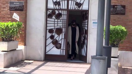 Alba Santana y sus tíos abandonan el cementerio emocionados y entre aplausos a Mila Ximénez - GTRES