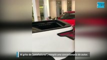 Al grito de estafadores rompió una concesionaria de autos