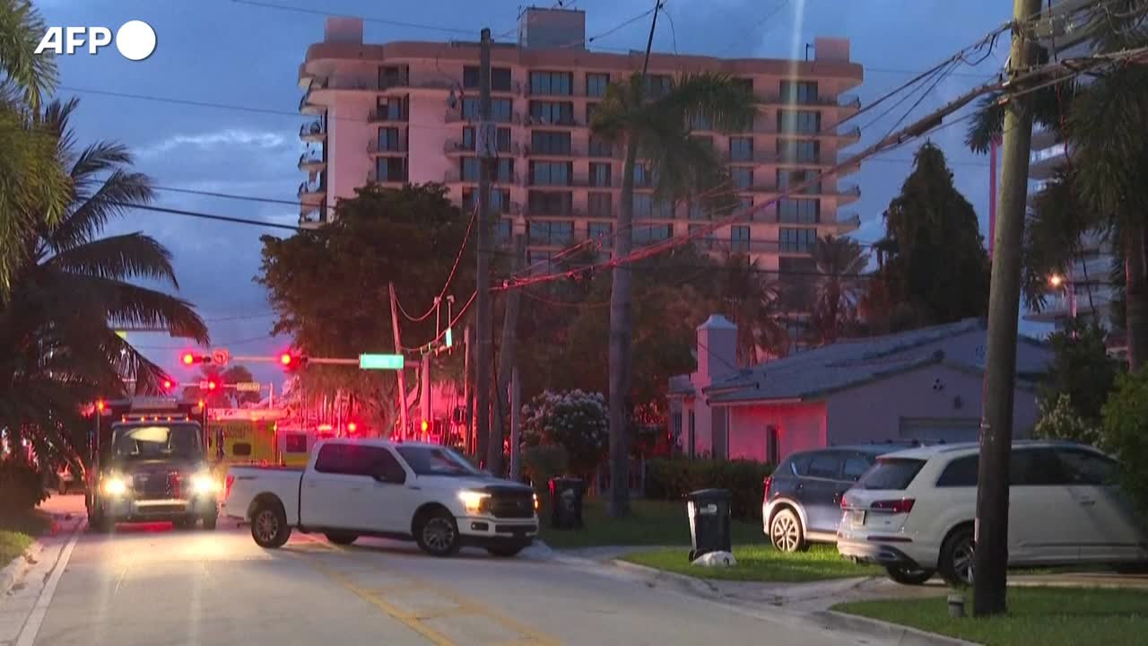 Miami, crolla un palazzo di 12 piani: i mezzi di soccorso in azione