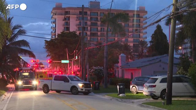 Miami, crolla un palazzo di 12 piani: i mezzi di soccorso in azione