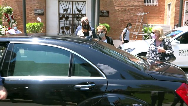 Alba Santana llega al cementerio para dar el último adiós a Mila Ximénez