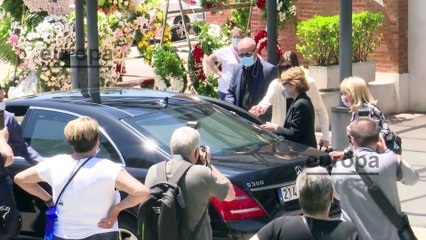 La familia de Mila Ximénez sale del cementerio de La Almudena entre aplausos