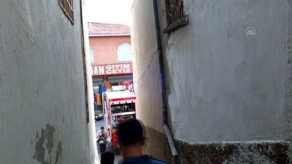 Evde çıkan yangında iki kız kardeş dumandan etkilendi