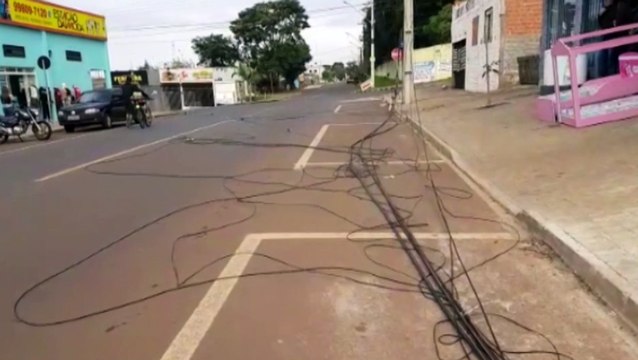 Caminhão atinge fios e deixa moradores do Interlagos sem luz e internet; motociclista caiu ao se enroscar nos cabos