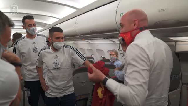 Jordi Alba celebra sus 75 partidos con la selección española en pleno vuelo volviendo de la victoria ante Eslovaquia