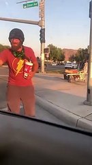 Il importune des automobilistes au feu rouge mais le Karma s'occupe rapidement de lui !