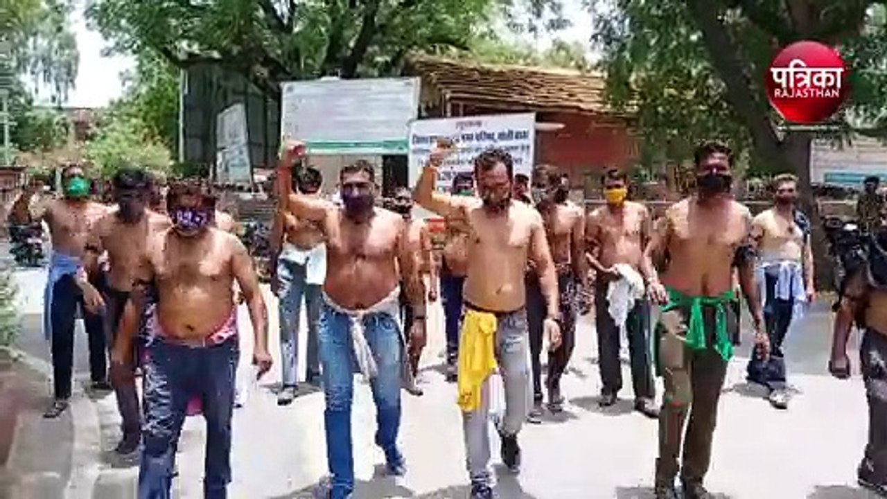 VIDEO : श्रमिकों ने कलक्टर परिसर में किया अर्धन...