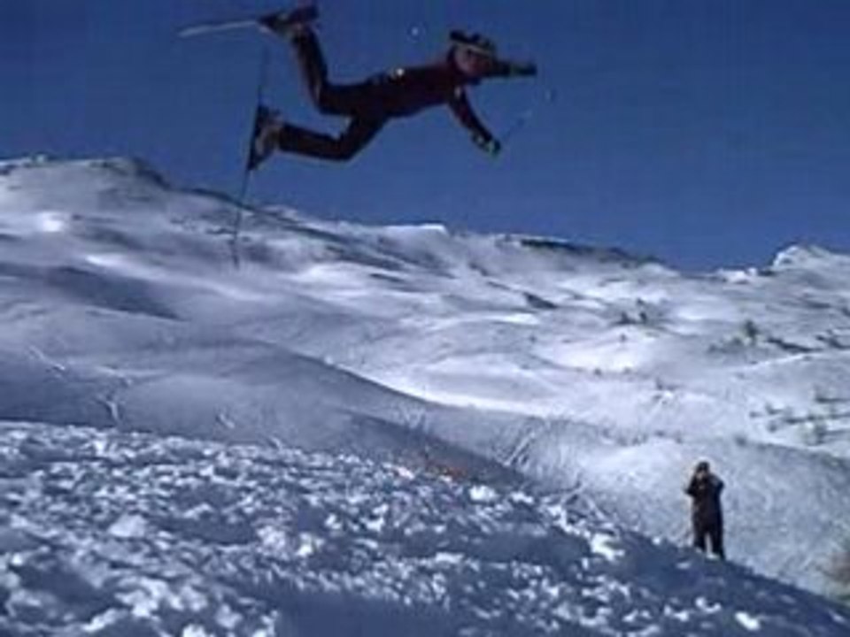 Enorme chute à ski sur tentative frontflip