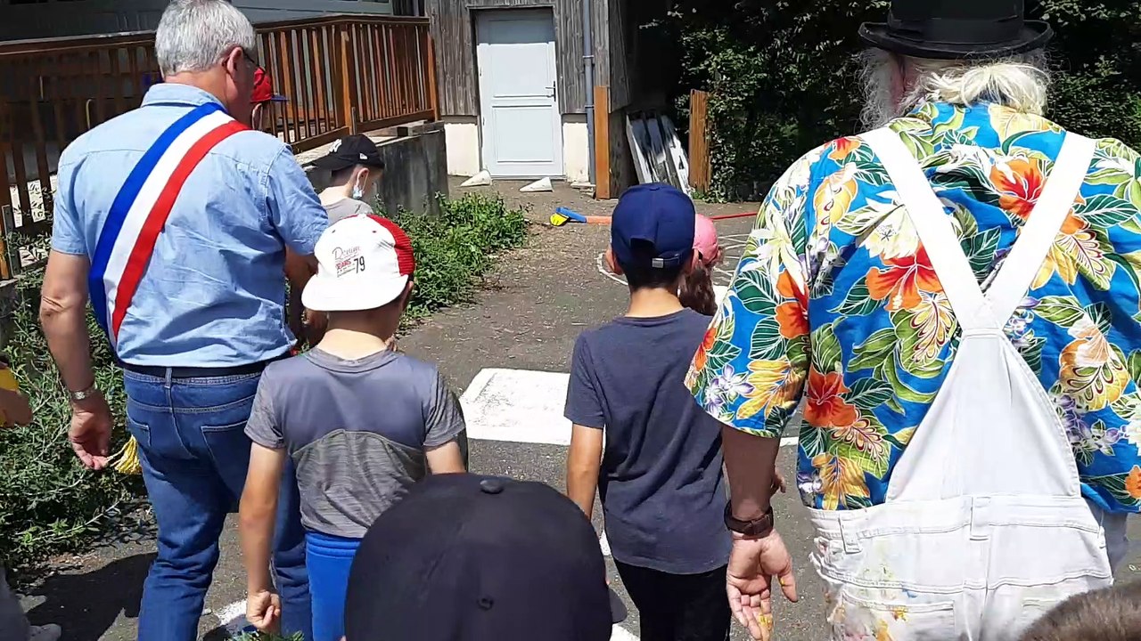 En Mayenne, des écoliers battent le record de la plus longue marelle du monde