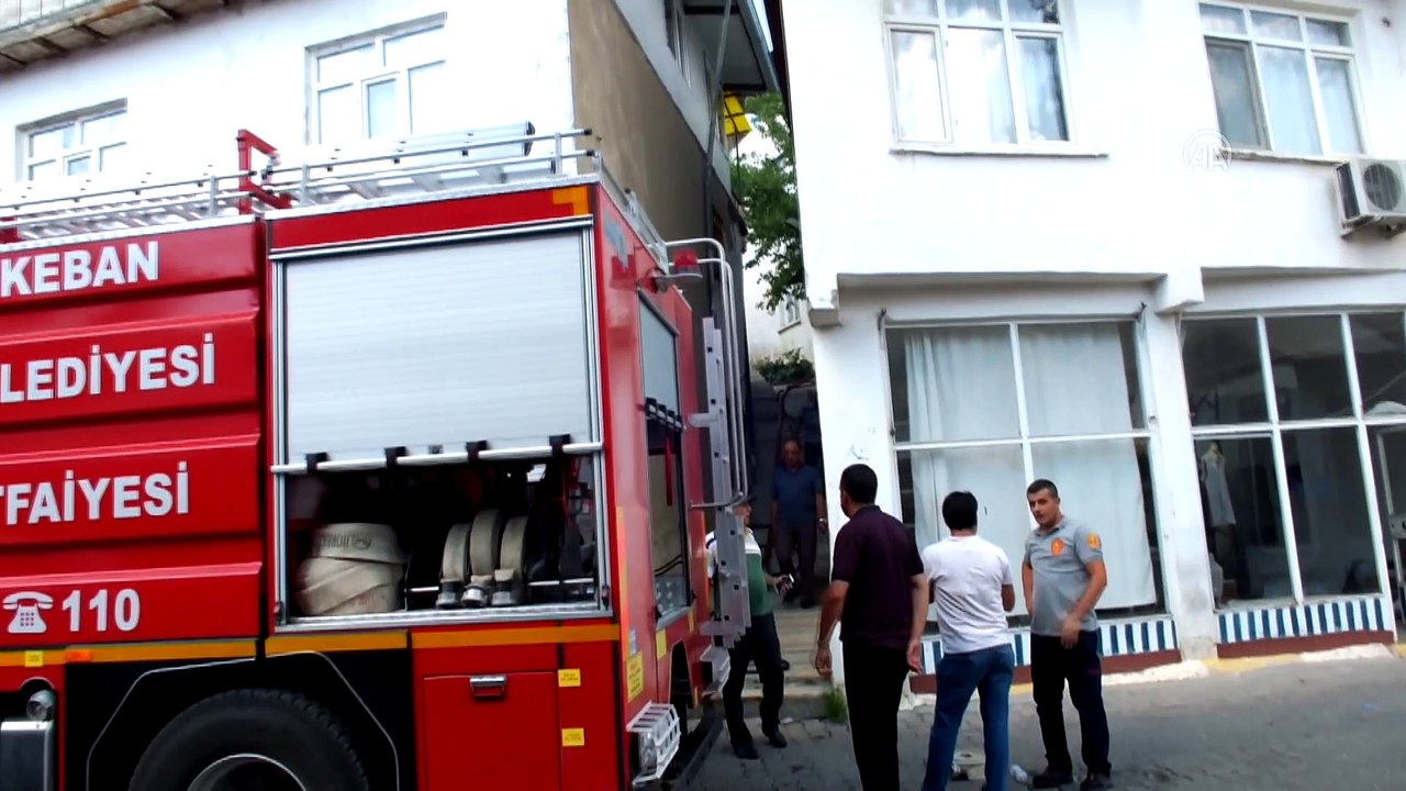 ELAZIĞ - Evde çıkan yangında iki kız kardeş dumandan etkilendi