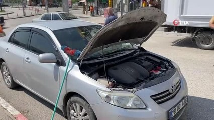 Otomobilin motor kısmına giren yavru kedileri itfaiye ekipleri kurtardı