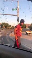 Il s'en prend à des automobilistes au feu rouge mais le Karma va le rattraper...