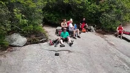 Il peut dire adieu à son iphone qui va glisser dans un ravin