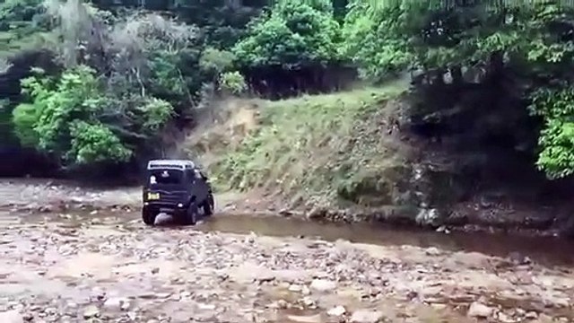 Ce pilote de 4x4 essaie de grimper une grosse pente... et se rate complètement