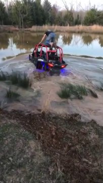 Ils pensaient que leur buggy pouvait traverser le lac... raté