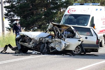 Paramparça olan otomobilde karı koca hayatını kaybetti