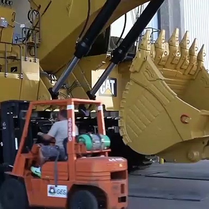 catkomatsu | Caterpillar | Catecular | Kometsu biggest excavator in the world moving powerfully | powerful excavator