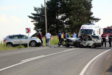 Son dakika... CİPLE ÇARPIŞAN OTOMOBİLDEKİ KARI- KOCA ÖLDÜ, 4 YARALI