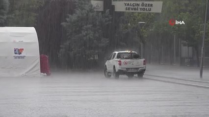 Télécharger la video: Şiddetli yağmur yolları göle çevirdi