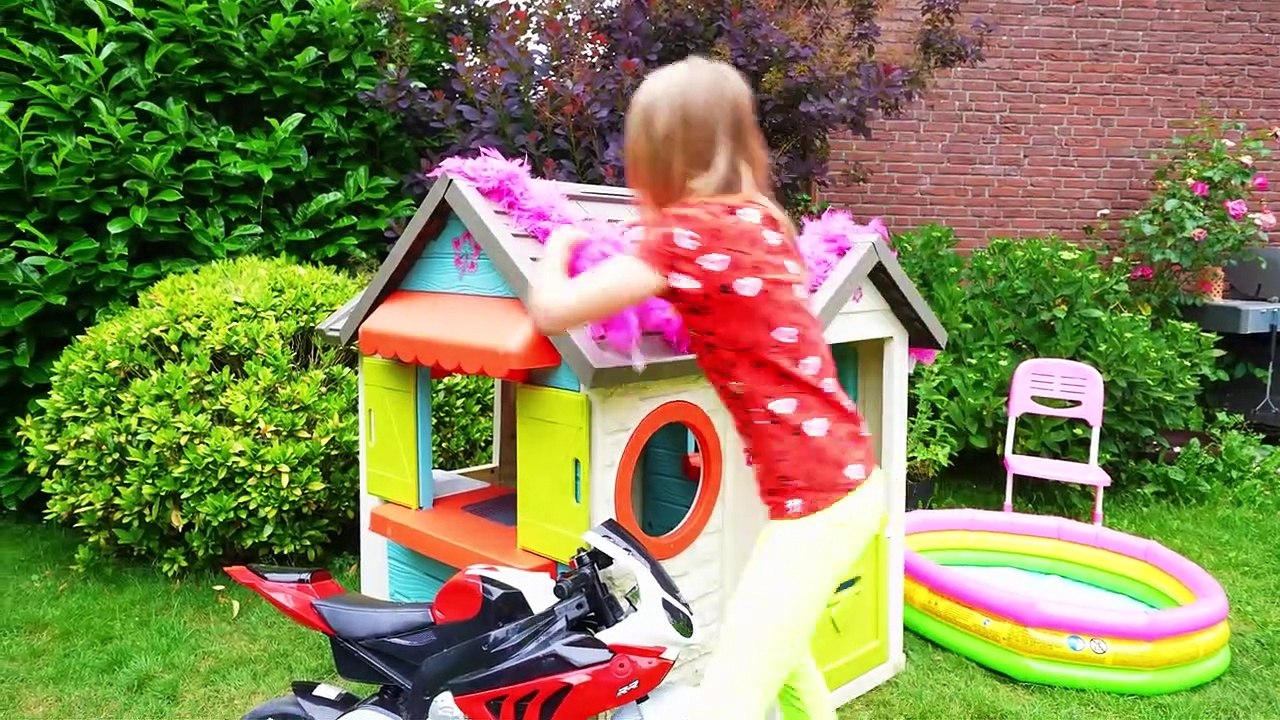 Amelia And Avelina Want To Be Neighbors