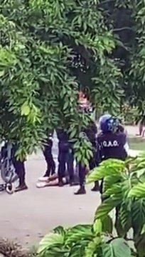 Policía patea en la cara a hombre esposado en el piso: MSP investiga agresión Un oficial de policía fue captado en vídeo cuando agredió con una fuerte patada en el rostro a un hombre detenido. Como se observa en las imágenes, el oficial del Grupo de Apo