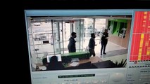 Vídeo flagra ladrão armado quebrar vidraça e tentar assaltar banco em Tubarão