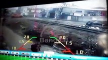 Imagens mostram carro sendo arrastado por trem em acidente que matou um homem