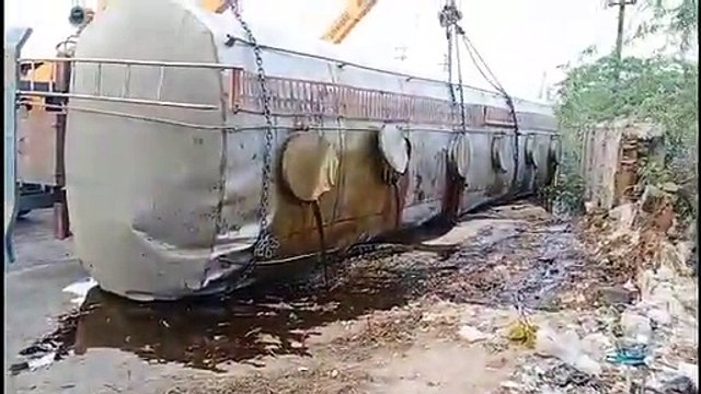 पॉम ऑयल से भरा टैंकर पलटा, हाथी नहर में फैला ऑयल