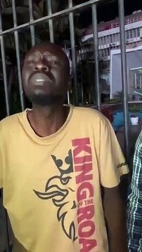 Karim Xrum Xax arrêté devant les grilles de l'assemblée nationale