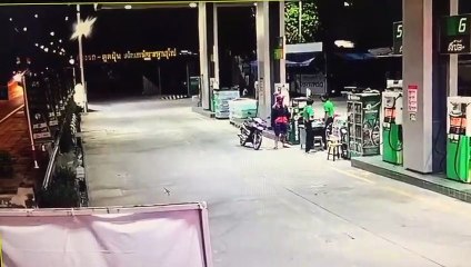 โจรบุกเดี่ยวใช้สปาต้าชิงเงินปั๊มกลางดึกได้เงินไป7พัน ย่านเอกชัย มีภาพกล้องวงจรปิด