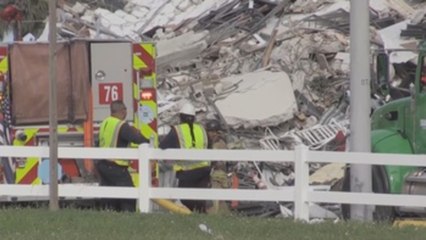 下载视频: Suben a tres los muertos por derrumbe del edificio en Miami según medios