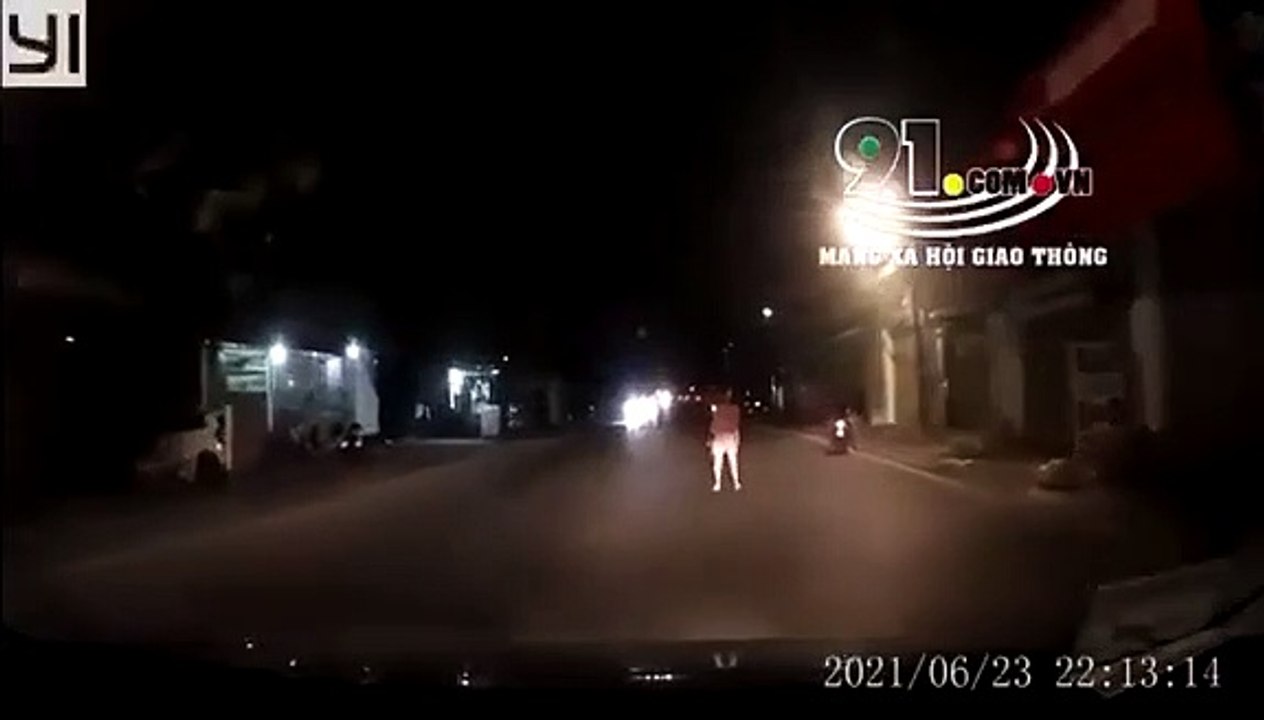 Giận dỗi bạn trai, cô gái nghĩ quẩn lao ra giữa đường chặn đầu ô tô