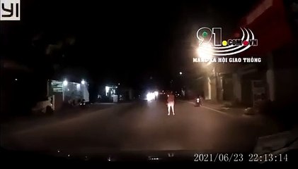 Giận dỗi bạn trai, cô gái nghĩ quẩn lao ra giữa đường chặn đầu ô tô