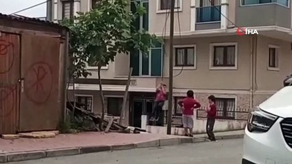 Çocukların elektrik kablolarıyla tehlikeli oyunu kamerada