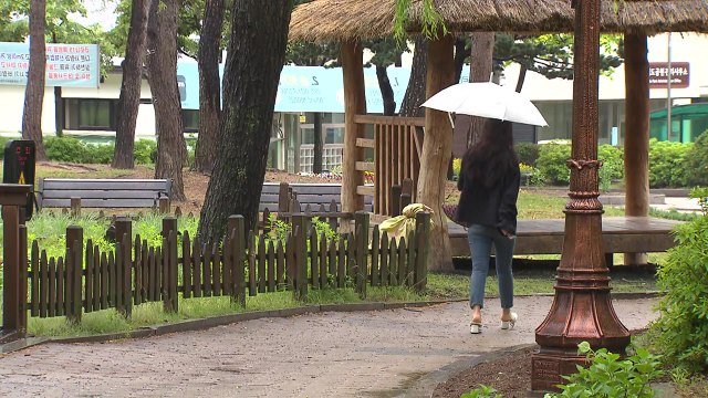 [날씨] 더위 속 곳곳 소나기...주말, 전국 흐리고 비 / YTN