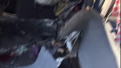 Düğüne giden yolcuları taşıyan minibüs kamyona çarptı: 3 ölü 12 yaralı