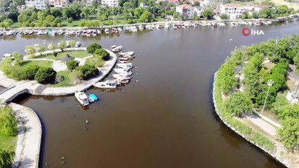 Küçükçekmece Menekşe Deresi kırmızıya büründü