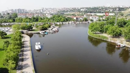 Küçükçekmece Menekşe Deresi kırmızıya büründü