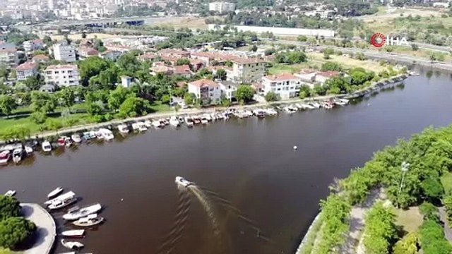 Küçükçekmece Menekşe Deresi kırmızıya büründü