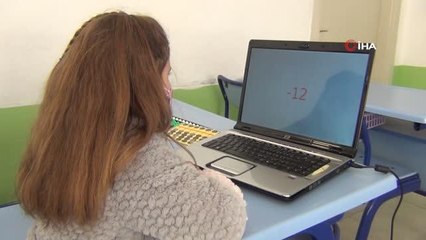 5 yaşındaki kız sayılarla oyun oynuyor