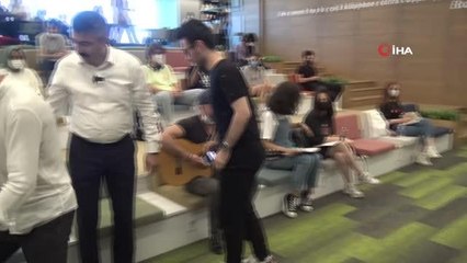 Bursa'da YKS'ye girecek öğrencilere kütüphanede sürpriz konser