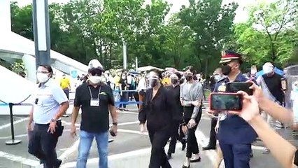 Robredo arrives at Aquino wake: 'End of an era'