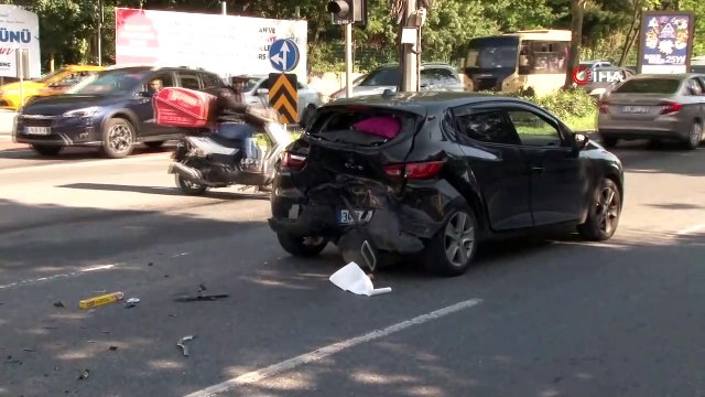 Kırmızı ışıkta bekleyen araca arkadan çarptı, araçlar kullanılmaz hale geldi