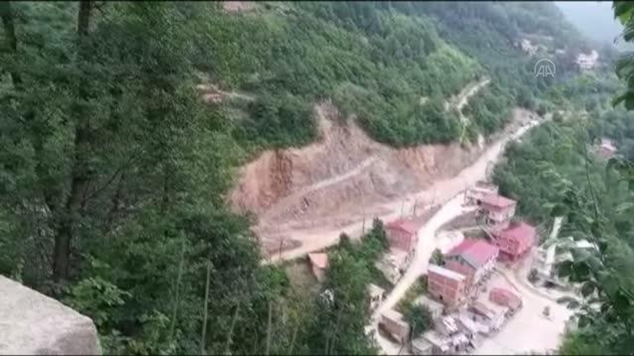 Dinamitle yol genişletme çalışması sırasında kopan kayalar binalara hasar verdi