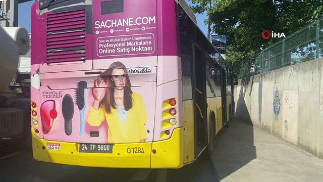 İstanbul’da feci kaza: İETT otobüsüyle çarpışan taksi direğe çarptı